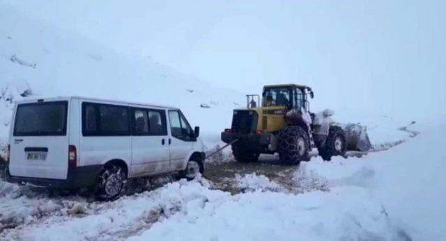 Oy pusulalarının bulunduğu torbaları ve seçim görevlilerini taşıyan minibüs karda mahsur kaldı