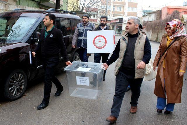 Sandıklar seçmenin ayağına gitti