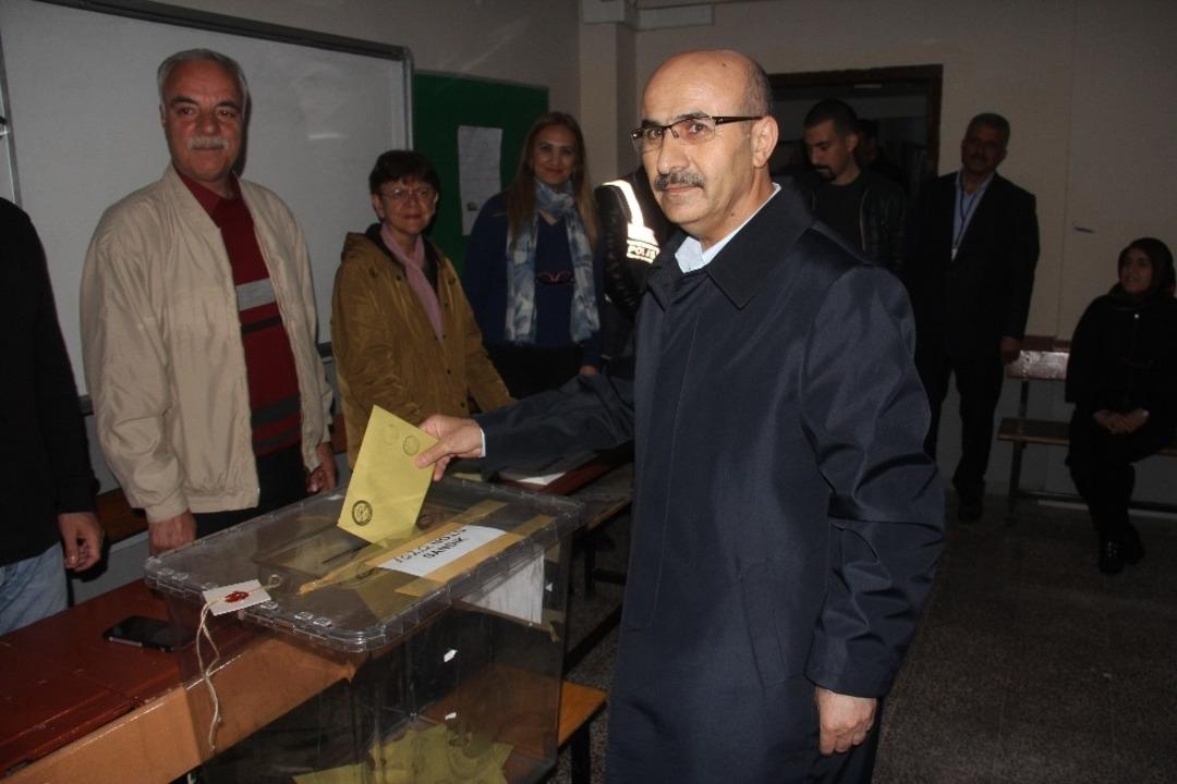 Adana Valisi Demirtaş oyunu kullandı