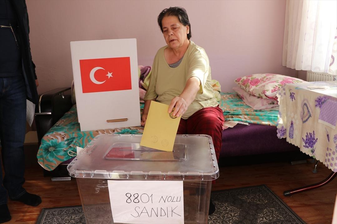 Sandık se&ccedil;menin ayağına gitti 