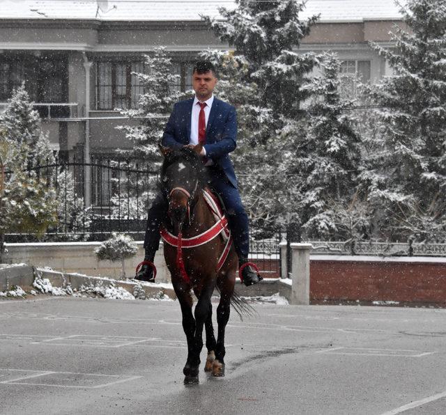 Muhtar adayı, oyunu atı 'Cemşit' ile kullanmaya geldi