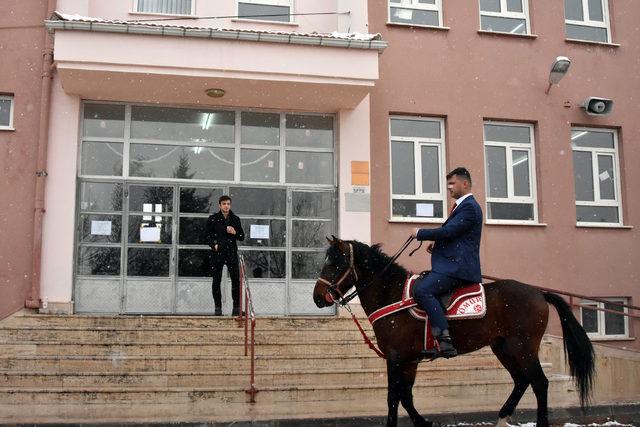 Muhtar adayı, oyunu atı 'Cemşit' ile kullanmaya geldi