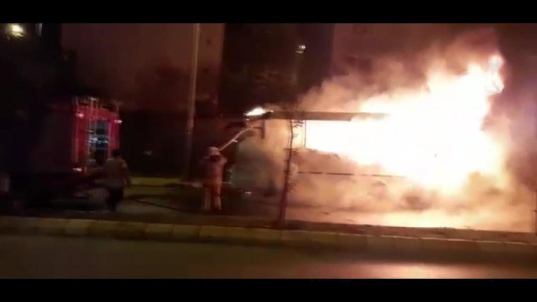 Alev topuna d&ouml;nd&uuml;! Caddenin ortasında korkutan anlar