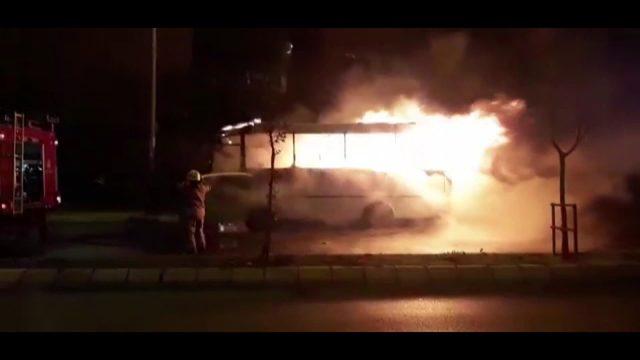 Arnavutköy'de midibüs alev alev yandı