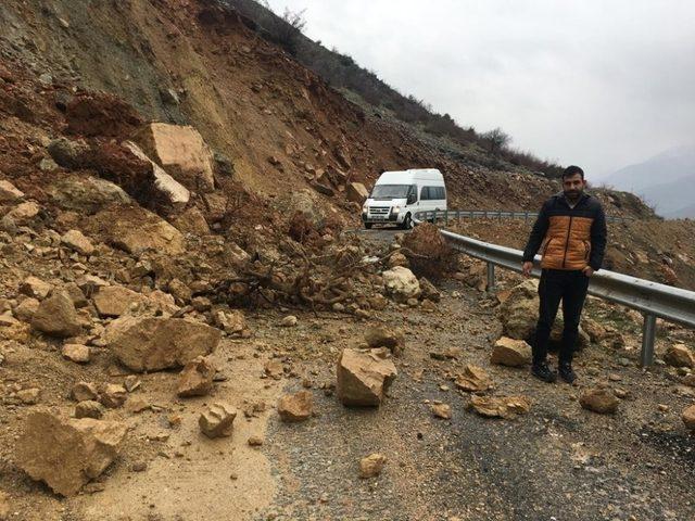 Heyelan grup köy yolunu kapattı, seçmenler yolda kaldı