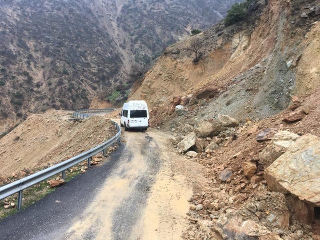 Heyelan grup köy yolunu kapattı, seçmenler yolda kaldı