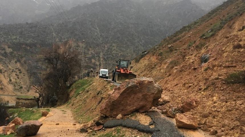 Heyelan grup k&ouml;y yolunu kapattı, se&ccedil;menler yolda kaldı