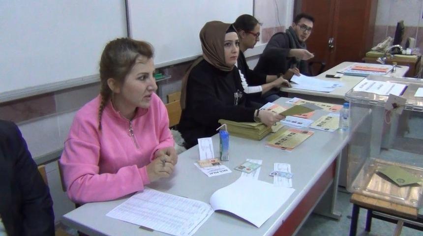 Kırıkkale&rsquo;de se&ccedil;menler oy kullanmaya başladı