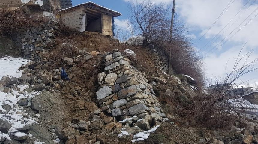 Yağışlara dayanamayan istinat duvarı yıkıldı