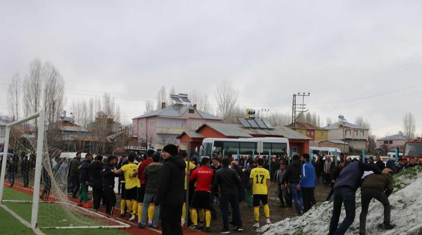 Varto Spor - Muş Spor ma&ccedil;ında kavga &ccedil;ıktı