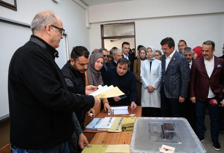 Türkiye sandık başında: Siyasiler oy kullanıyor  G1