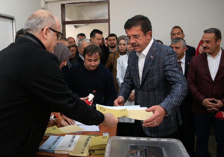 Türkiye sandık başında: Siyasiler oy kullanıyor  G2