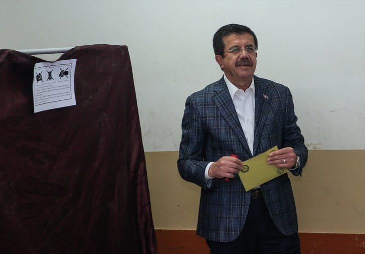 Türkiye sandık başında: Siyasiler oy kullanıyor  G4