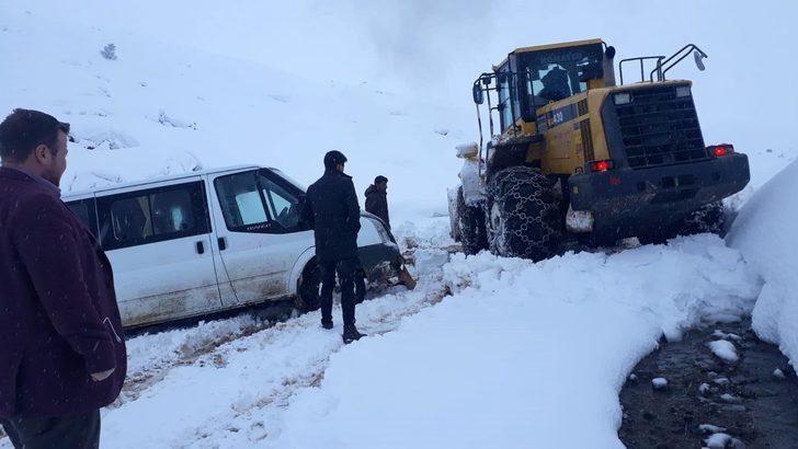 Seçim görevlilerini taşıyan minibüs yolda kaldı! G1