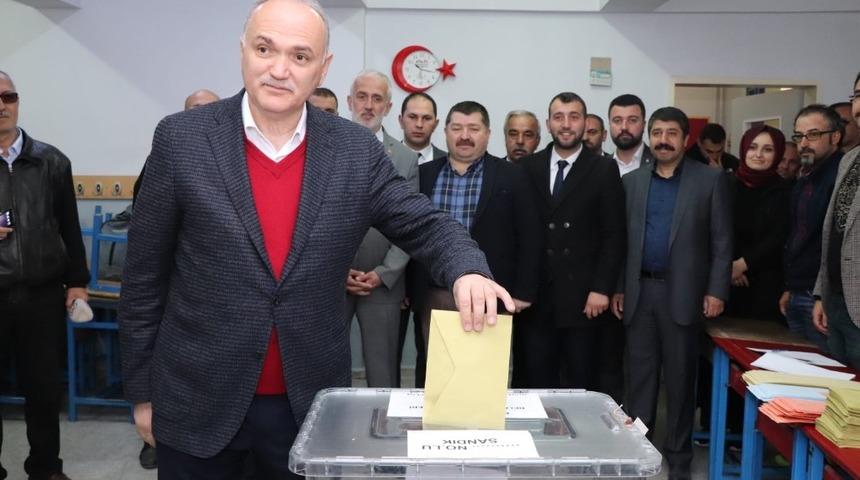 Başkan adayı &Ouml;zl&uuml; oyunu Konuralp&rsquo;te kullandı