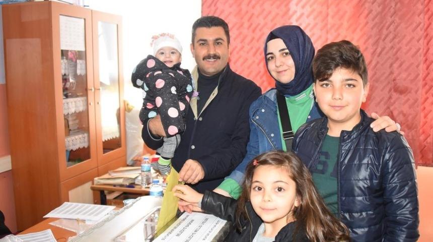 Başkan uğurlu, eşi ve &ccedil;ocuklarıyla sandığa gitti