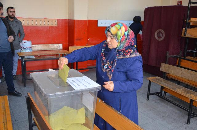 18 bin seçmenli okula akın ettiler