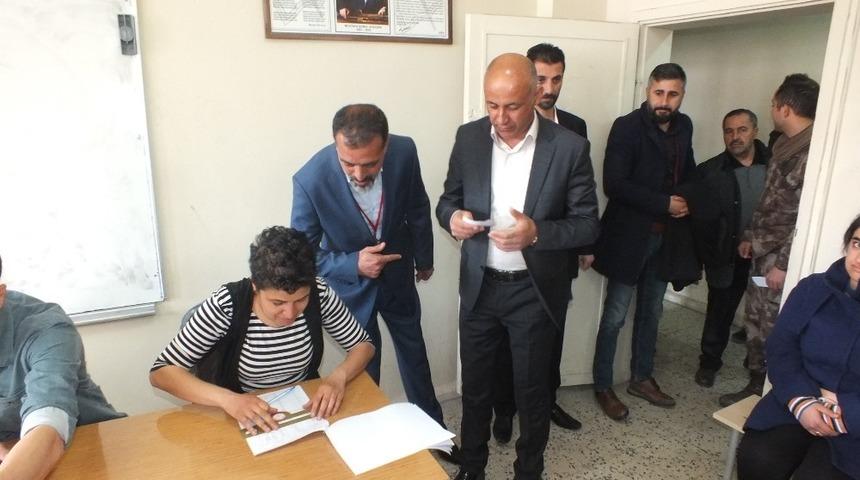 Malazgirt&rsquo;te se&ccedil;menler oylarını kullanmaya başladı