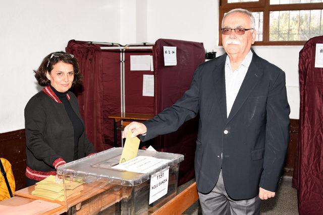 Çanakkale Belediye Başkanı ve CHP'nin adayı Gökhan, oyunu kullandı