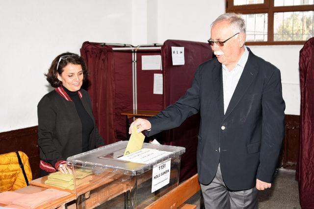 Çanakkale Belediye Başkanı ve CHP'nin adayı Gökhan, oyunu kullandı