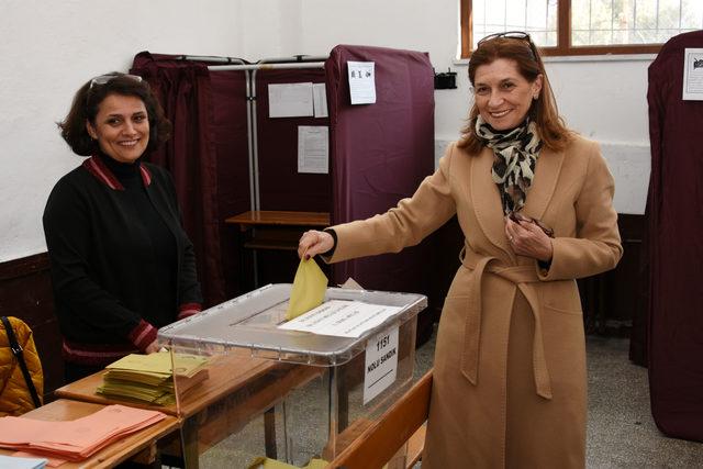 Çanakkale Belediye Başkanı ve CHP'nin adayı Gökhan, oyunu kullandı