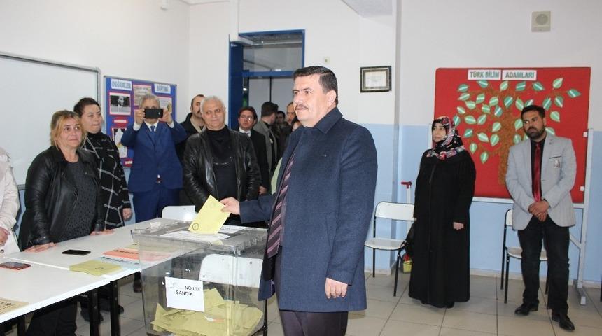 Vali Arslantaş ve eşi oyunu kullandılar