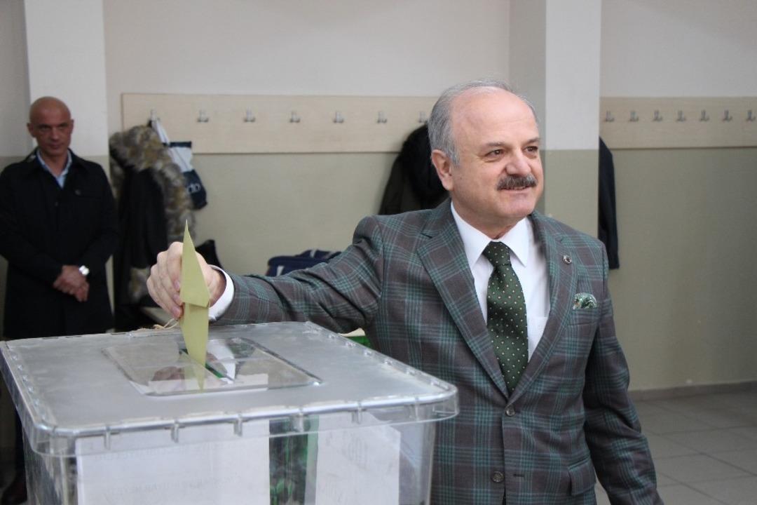 Vali &Ccedil;akacak oyunu eşi Kevser &Ccedil;akacak ile birlikte kullandı