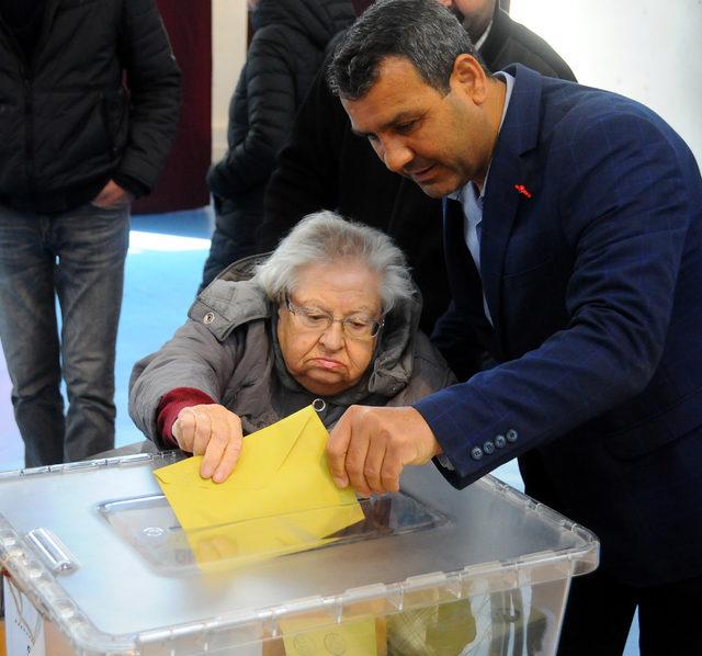 Engelli, yaşlı ve bakıma muhtaç vatandaşlar da sandığa gitti