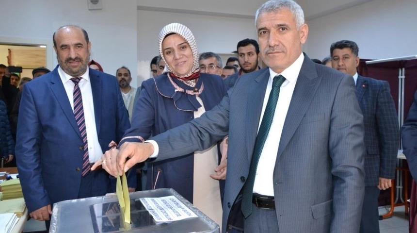 Güder oyunu eşiyle birlikte kullandı