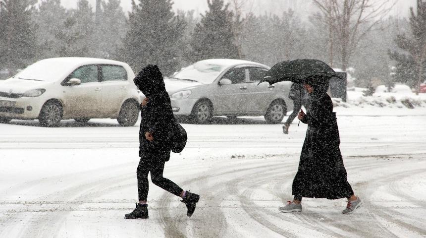 Doğu’da vatandaşlar sandığa kar yağışı altında gitti