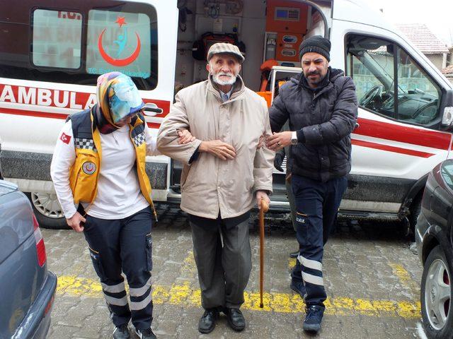 Ambulansla getirildiği okulda oy kullandı