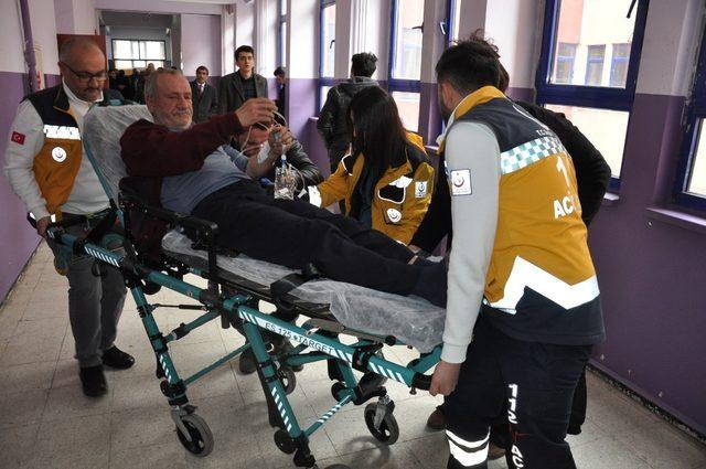 (Özel) Kars’ta hasta yatağından kalktı, ambulansla oy kullanmaya gitti