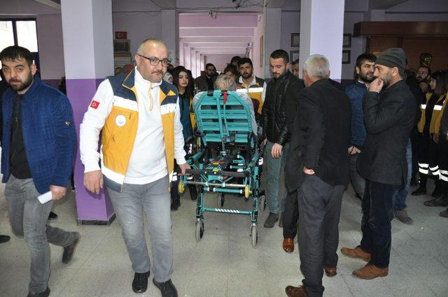 (Özel) Kars’ta hasta yatağından kalktı, ambulansla oy kullanmaya gitti