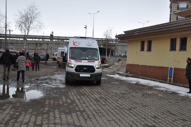 (Özel) Kars’ta hasta yatağından kalktı, ambulansla oy kullanmaya gitti