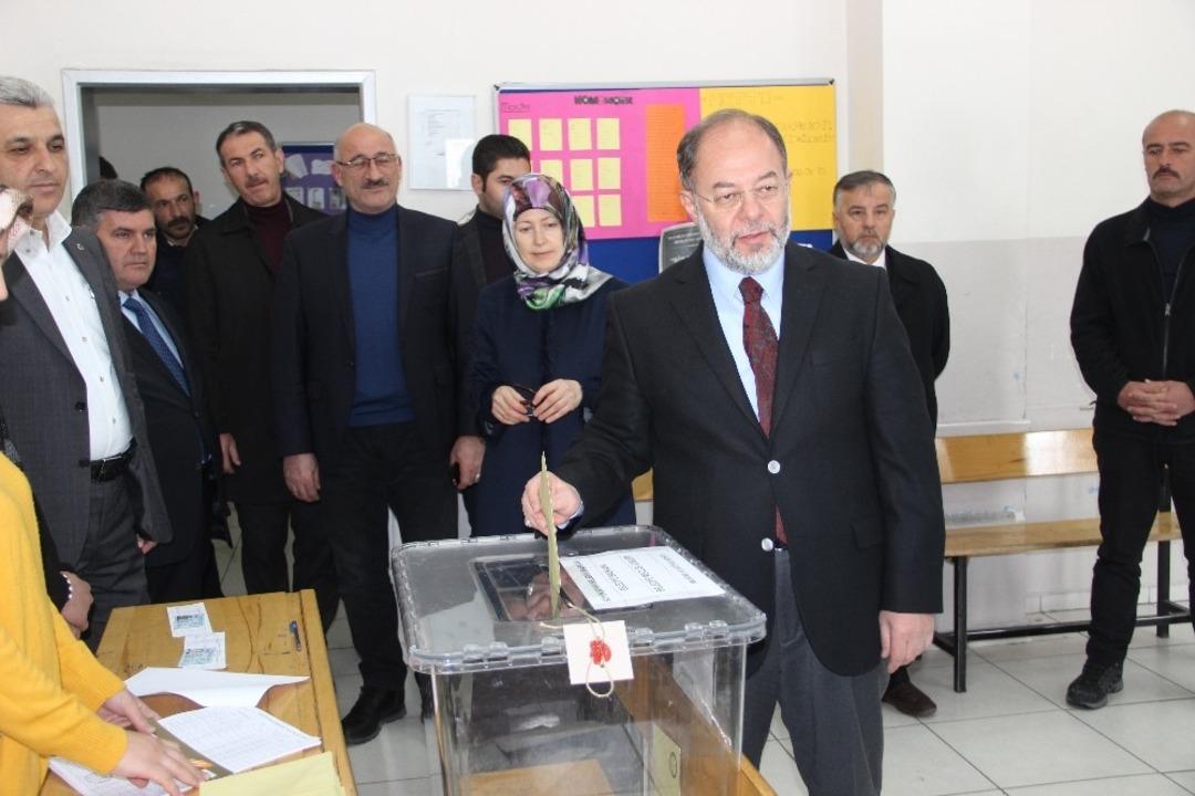 Sağlık eski Bakanı Akdağ ve Başkan Sekmen oyunu kullandı