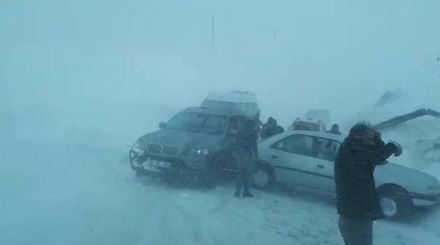 2 bin 730 rakımda ara&ccedil;lar kayarak kaza yaptı