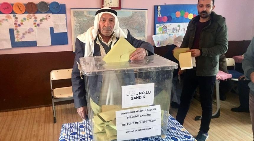 Kızıltepeliler sandığa y&ouml;resel kıyafetlerle gitti