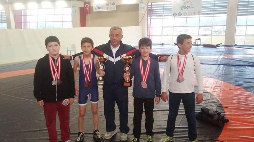 Burhaniyeli g&uuml;reş&ccedil;iler Balıkesir&rsquo;de derece yaptı