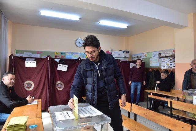 Oyuncu Pelin Karahan ve eşi Bedri Güntay oylarını kullandı