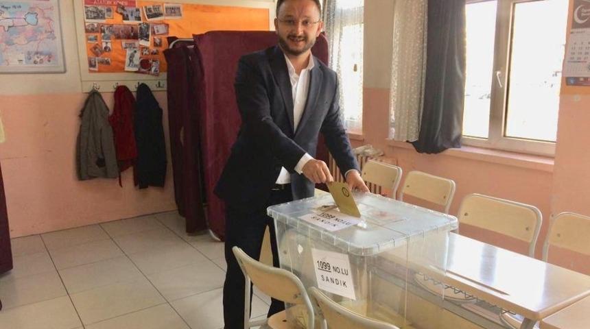 AK Parti İl Başkanı Yanar oyunu kullandı