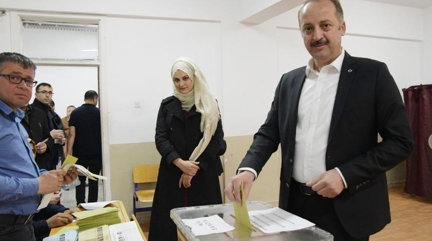 Akg&uuml;l oyunu kullandı