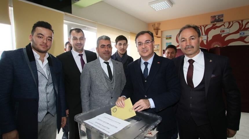 Başkan adayı &Ouml;zdoğan oyunu kullandı