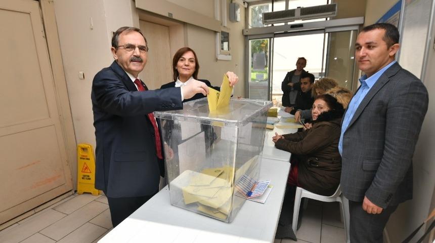 Zihni Şahin eşi ile birlikte oyunu kullandı