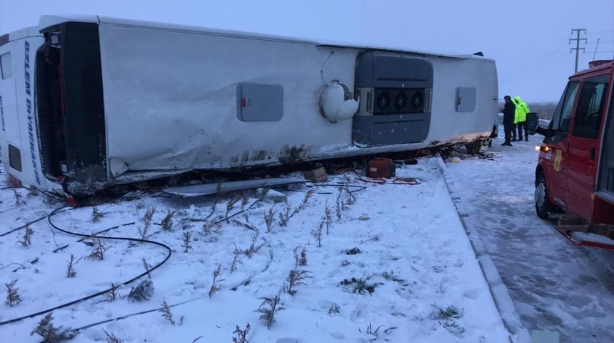 Konya'da yolcu otobüsü devrildi: 1 ölü, 17 yaralı