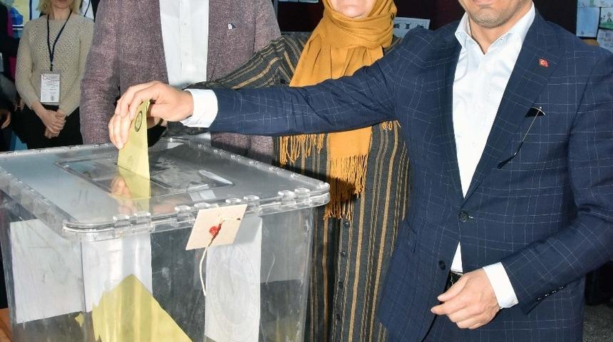 AK Parti Adana İl Başkan G&uuml;ler oyunu kullandı