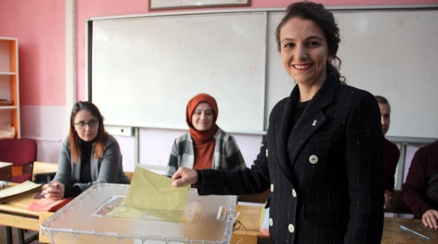 Esra Zeytin S&uuml;r&uuml;c&uuml;oğlu, oyunu kullandı