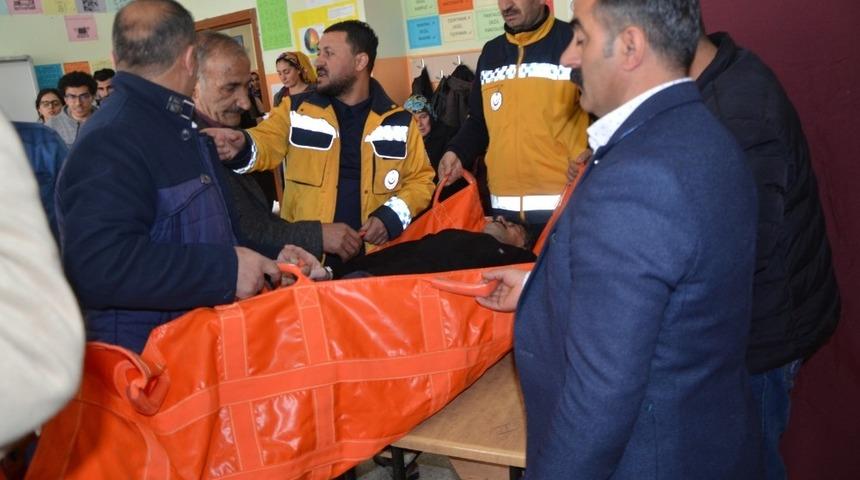 Felçli haliyle oy kullanmaya geldi