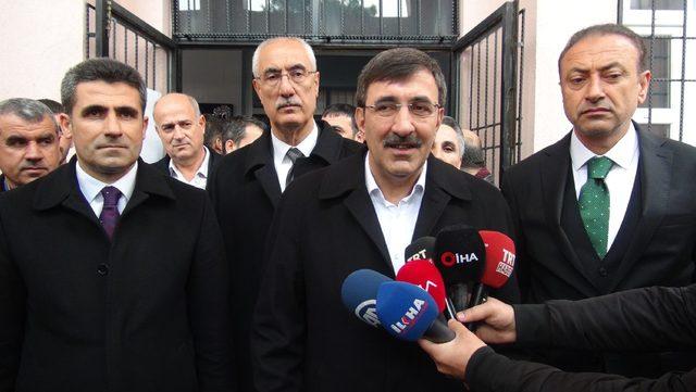 AK Parti Genel Başkan Yardımcısı Yılmaz, oyunu Bingöl'de kullandı