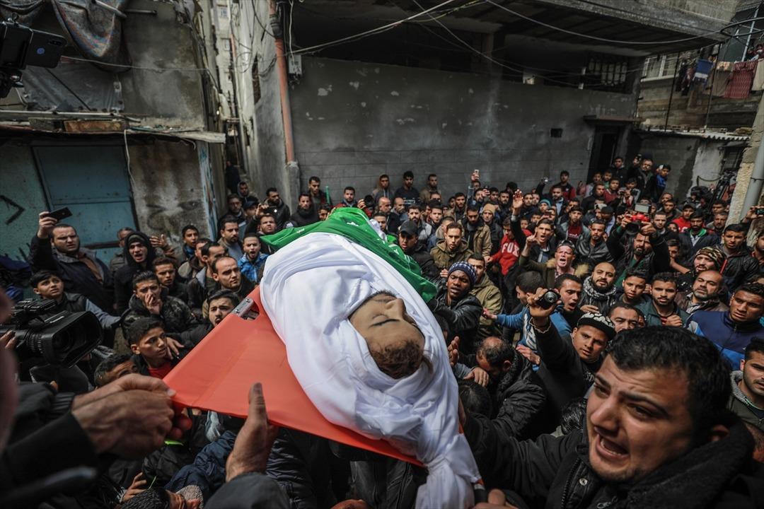 Gazze 17 yaşındaki şehidini uğurladı 