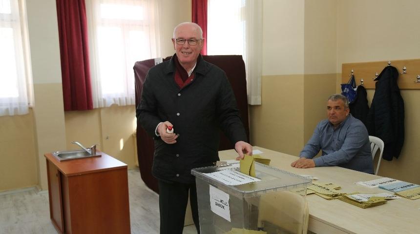 Başkan Kazım Kurt oyunu kullandı